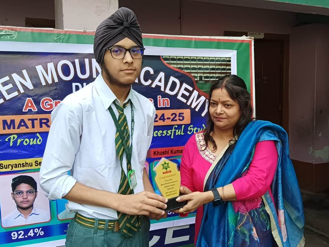 स्कूल टॉपर्स को ग्रीन माउंट एकेडमी ने किया सम्मानित