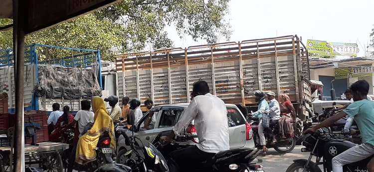 hajipur news. बेलकुंडा चौक पर बढ़ती जा रही जाम की समस्या, लेकिन पुलिस की तैनाती नहीं