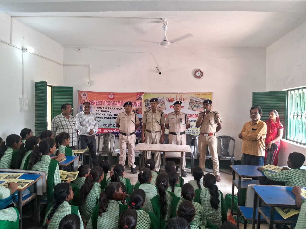 आरपीएफ ने छात्रों को रेलवे के नियम व सुरक्षा की दी जानकारी