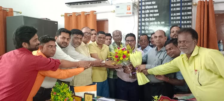 एनएसएस के कार्यक्रम समन्वयक बनने पर डाॅ सुधांशु को किया सम्मानित