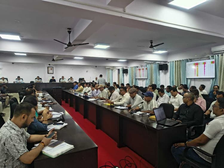 Motihari: पीएम आवास, जल जीवन हरियाली व मनरेगा के लंबित योजनाओं को शीघ्र करें पूरा: डीडीसी