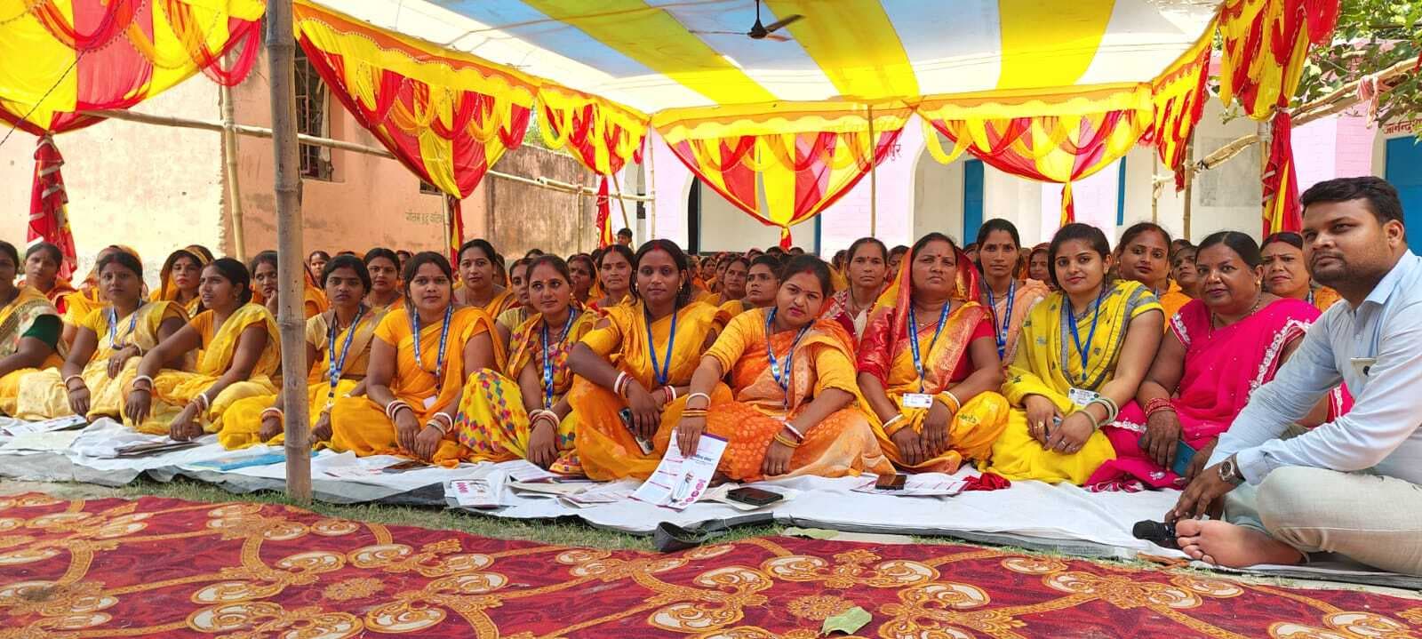 संवाद में मुखर होकर सार्वजनिक समस्याएं साझा कर रहीं महिलाएं