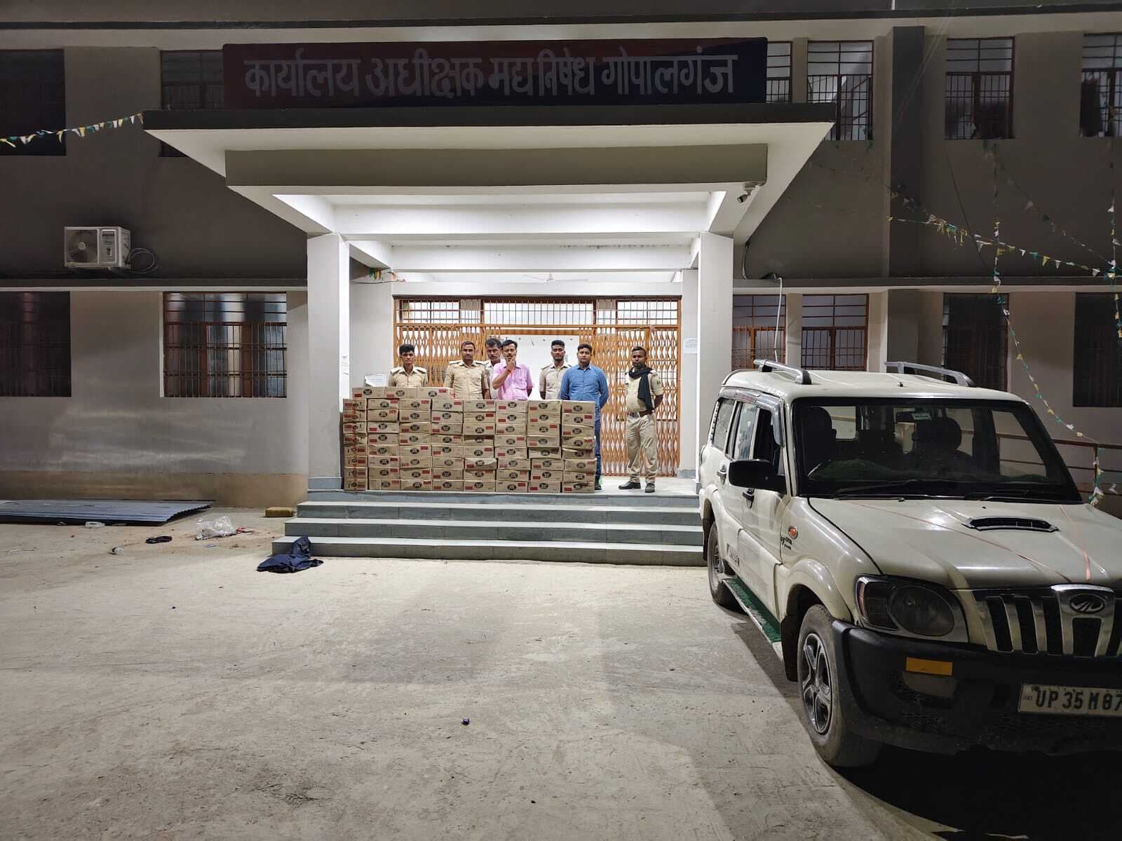 नवादा गांव में स्कॉर्पियो से 67 कार्टन शराब बरामद, तस्कर हुआ फरार