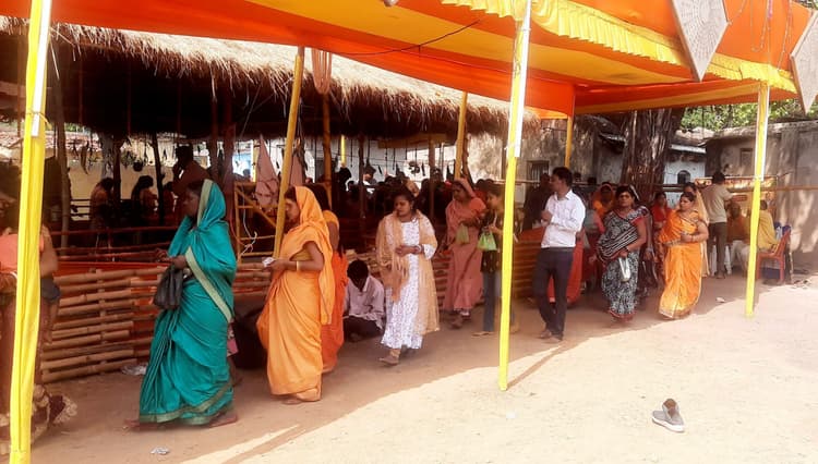 Dhanbad News : यज्ञशाला परिक्रमा करने श्रद्धालुओं की लग रही भीड़