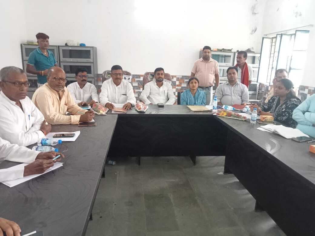 Motihari: बीस सूत्री की बैठक में छाया रहा आवास योजना में उगाही का मुद्दा