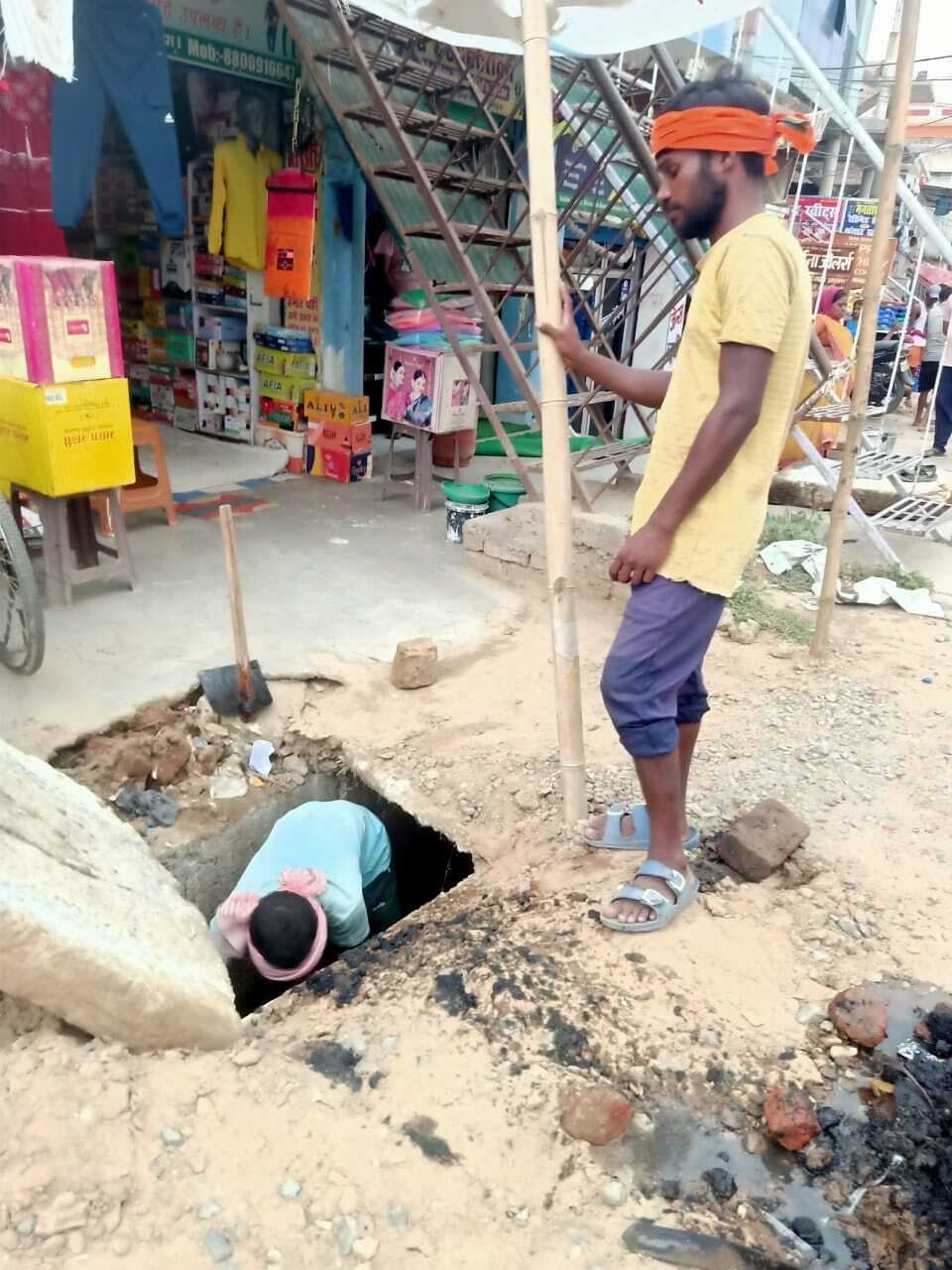 शहर के 319 छोटे व 18 बड़े नालाें की सफाई में जुटे निगमकर्मी