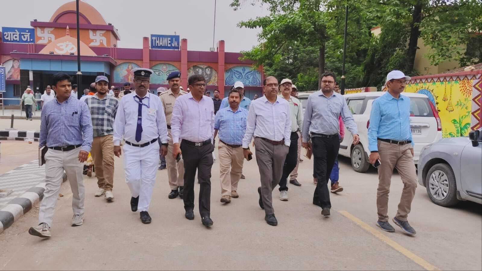 थावे रेलवे प्लेटफाॅर्म से हटायी जायेंगी जब्त गाड़ियां और दीवारों पर चिपकाये पोस्टर, वाराणसी मंडल के डीआरएम ने निरीक्षण के दौरान दिये कई निर्देश