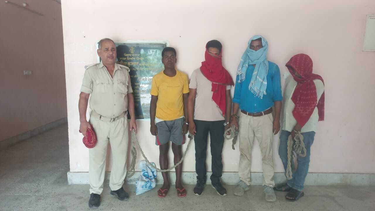 एक तस्कर समेत शराब पीने के आरोप में तीन गिरफ्तार