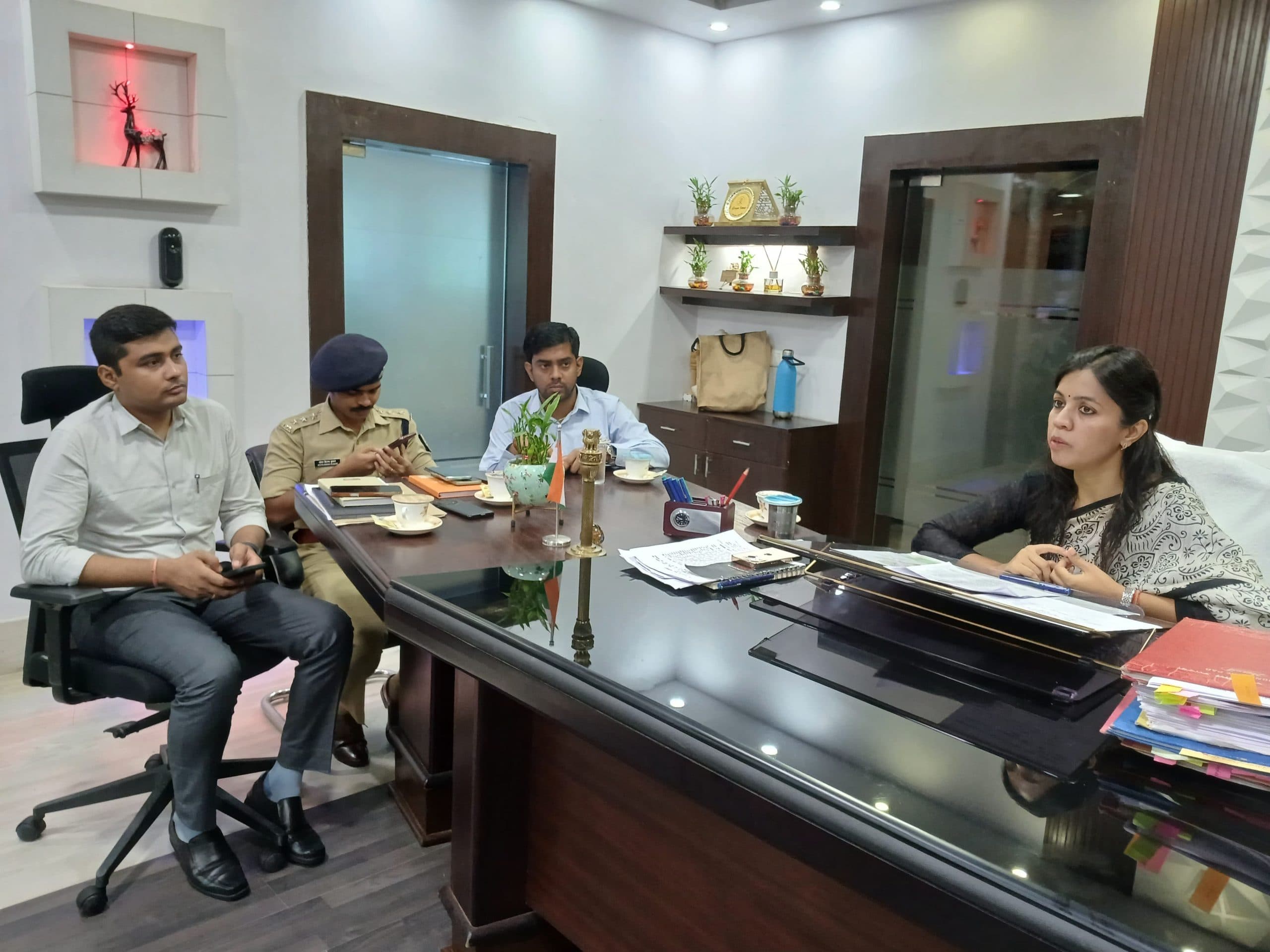 पीएम के कार्यक्रम को लेकर डीएम ने अधिकारियों को सौंपा कार्य