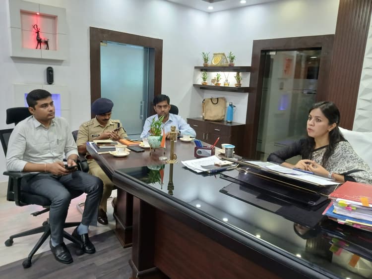 पीएम के कार्यक्रम को लेकर डीएम ने अधिकारियों को सौंपा कार्य