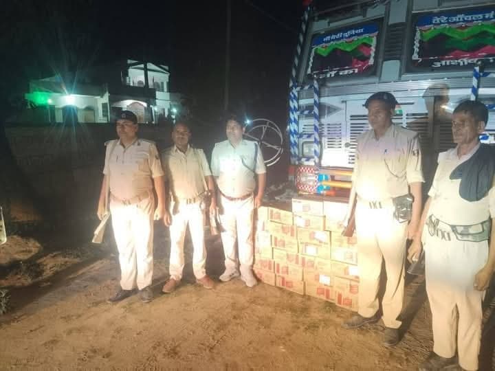 Motihari: ट्रक के तहखाने में छुपाकर रखे गये 32 कार्टन विदेशी शराब बरामद