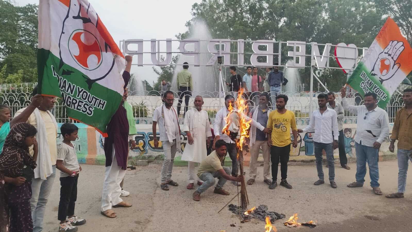 युवा कांग्रेस के कार्यकर्ताओं ने सीएम का फूंका पुतला