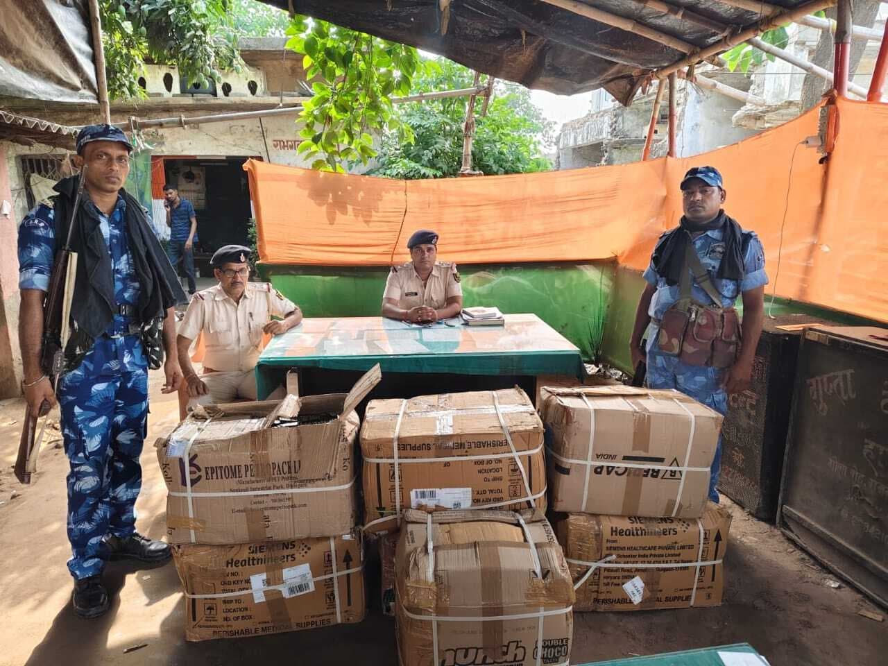 Motihari: कार सहित सात कार्टन नशीला पदार्थ बनाने वाली कैप्सूल बरामद