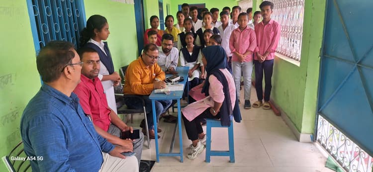 विश्व रक्तचाप दिवस पर छात्रों की स्वास्थ्य जांच