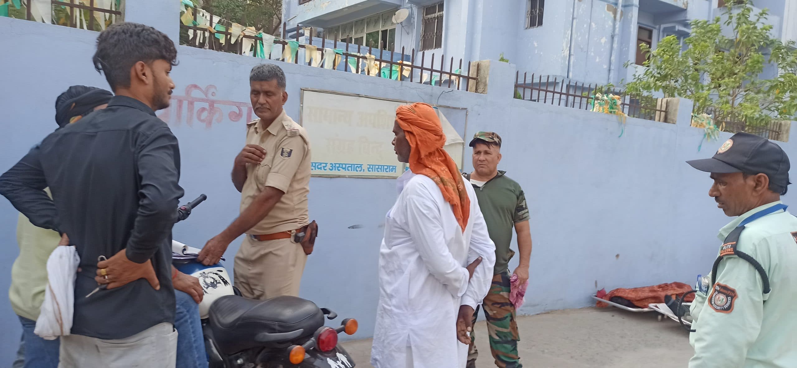 बाइक ने ट्रैक्टर में पीछे से मारी टक्कर, दो टेक्नीशियन की मौत