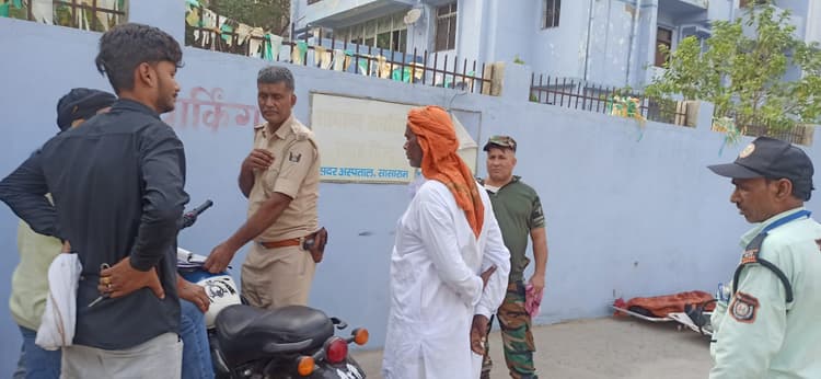 बाइक ने ट्रैक्टर में पीछे से मारी टक्कर, दो टेक्नीशियन की मौत