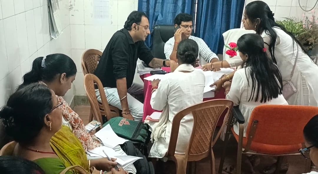 स्वास्थ्य व्यवस्था सुदृढ़ करने कर्मियों की हुई बैठक