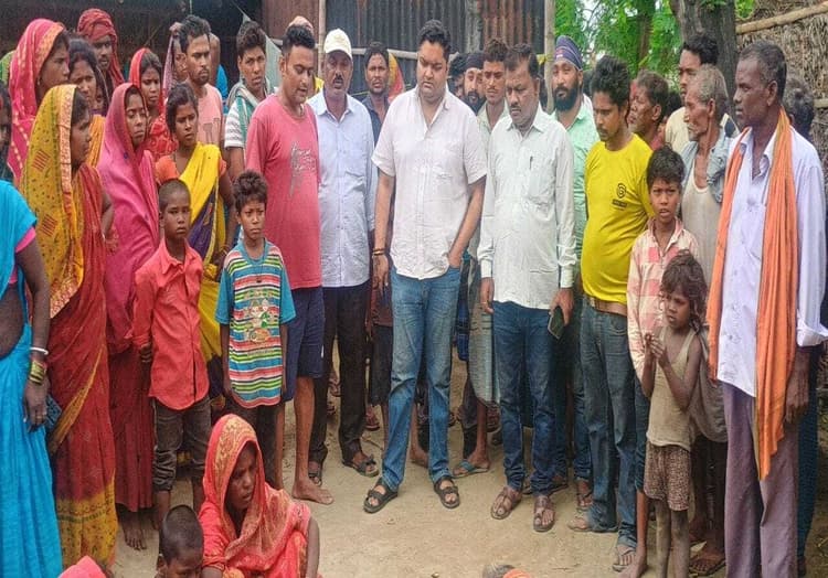 मृतक के परिजनों से मिली पूर्व विधायक व विधायक प्रतिनिधि