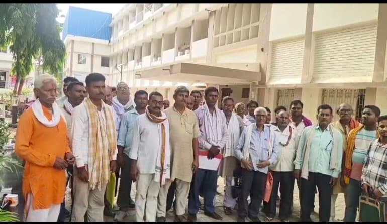 भूमि अधिग्रहण को लेकर 13 मौजों के किसानों ने डीएम को सौंपा ज्ञापन