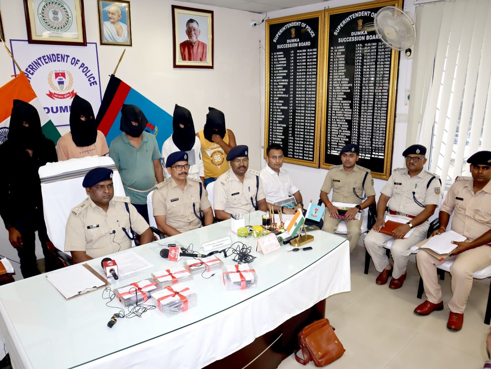 पहाड़ की तलहटी से पांच साइबर ठग धराये