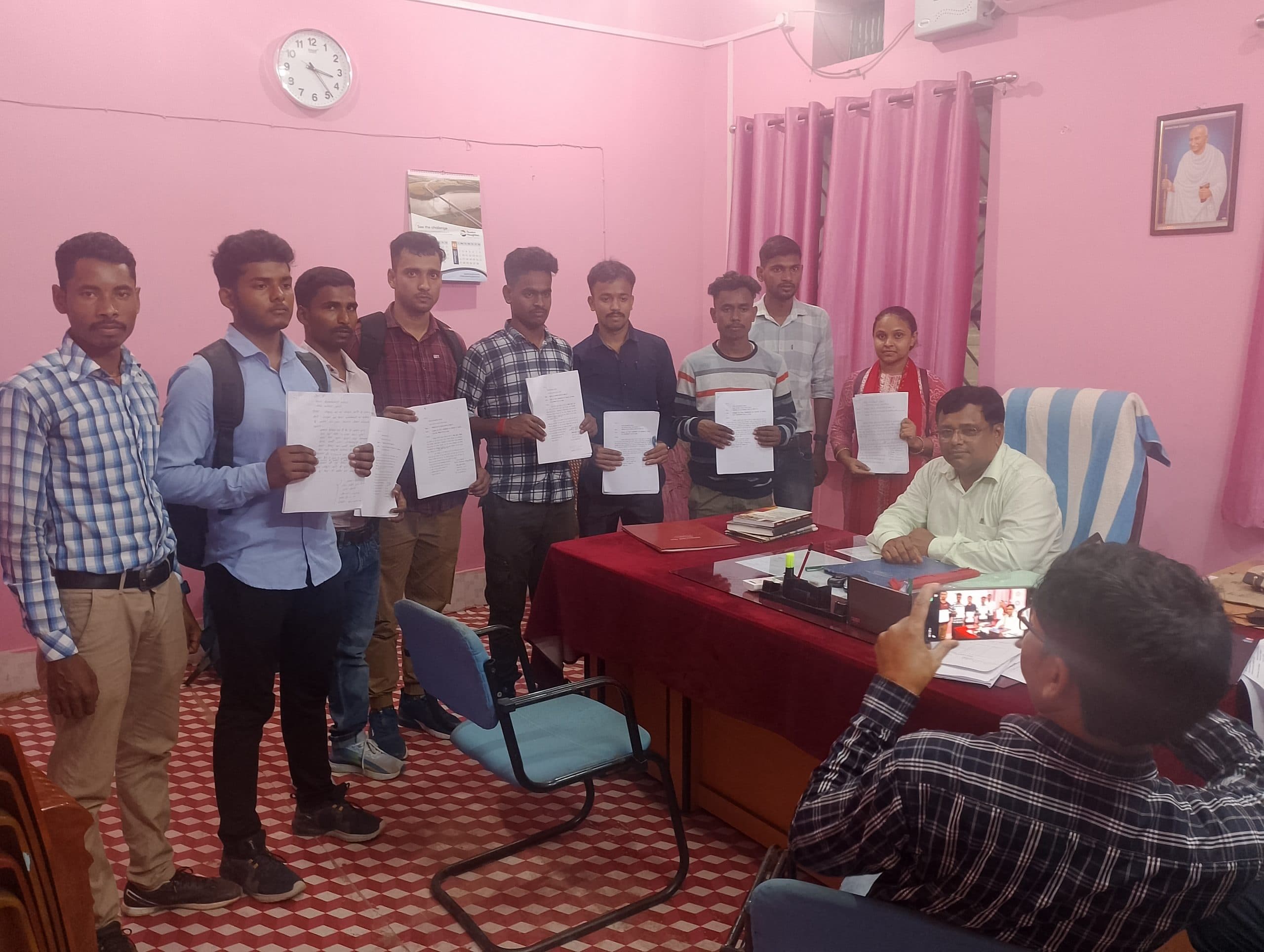 अंचल कार्यालय में आठ चौकीदारों ने किया योगदान