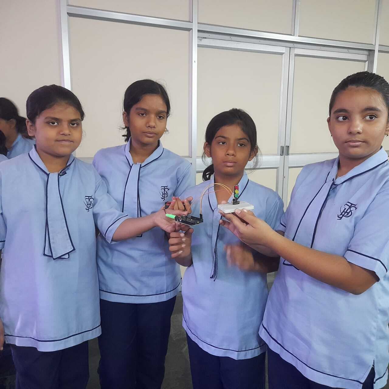 Jamshedpur news. जेएच तारापोर में समर कैंप में बच्चों को दिया गया रोबोटिक्स व एआइ की ट्रेनिंग