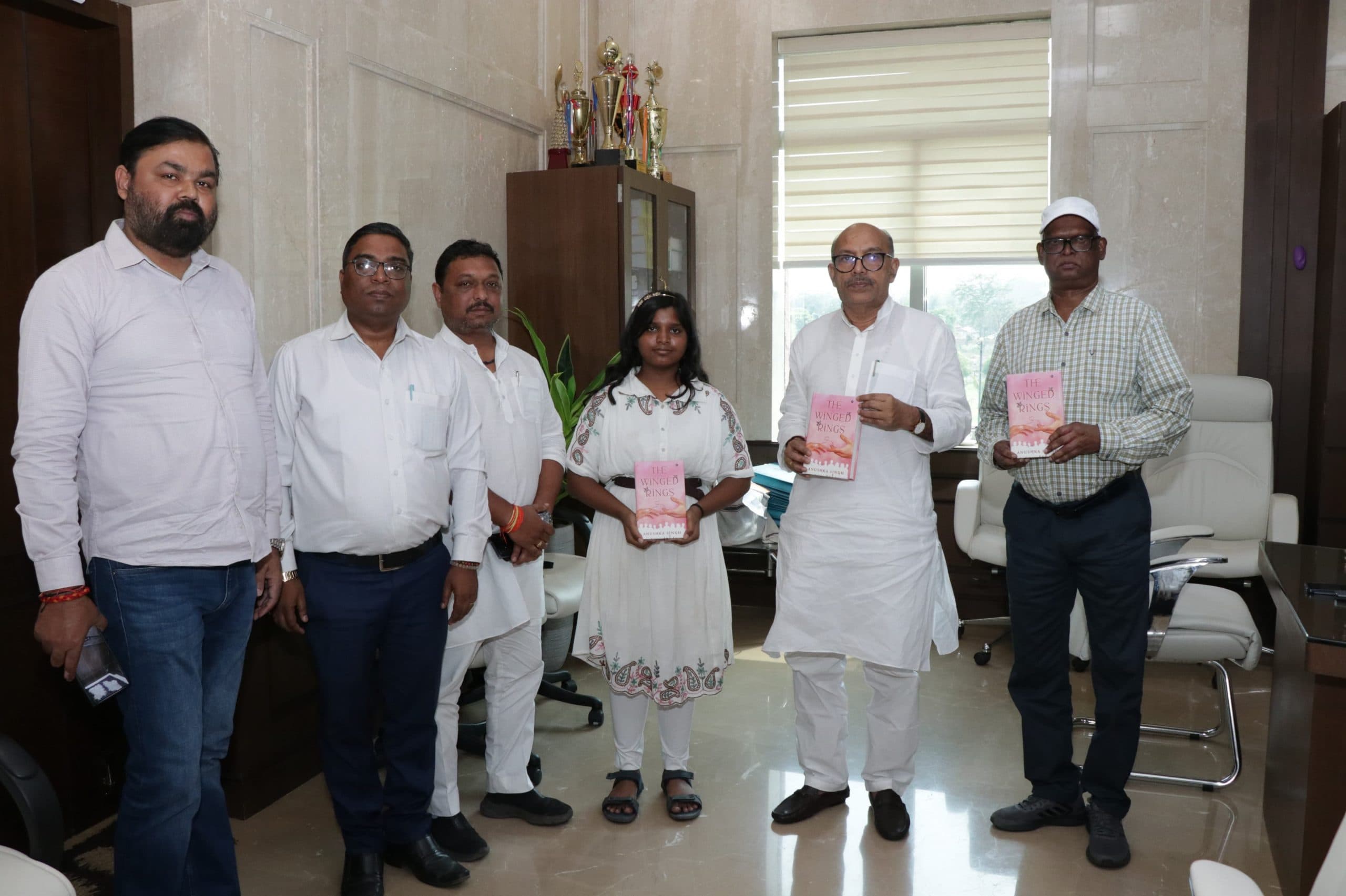 Ranchi news : स्पीकर ने किया छात्रा अनुष्का की पुस्तक का विमोचन