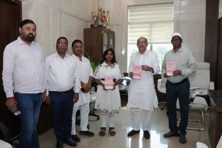 Ranchi news : स्पीकर ने किया छात्रा अनुष्का की पुस्तक का विमोचन