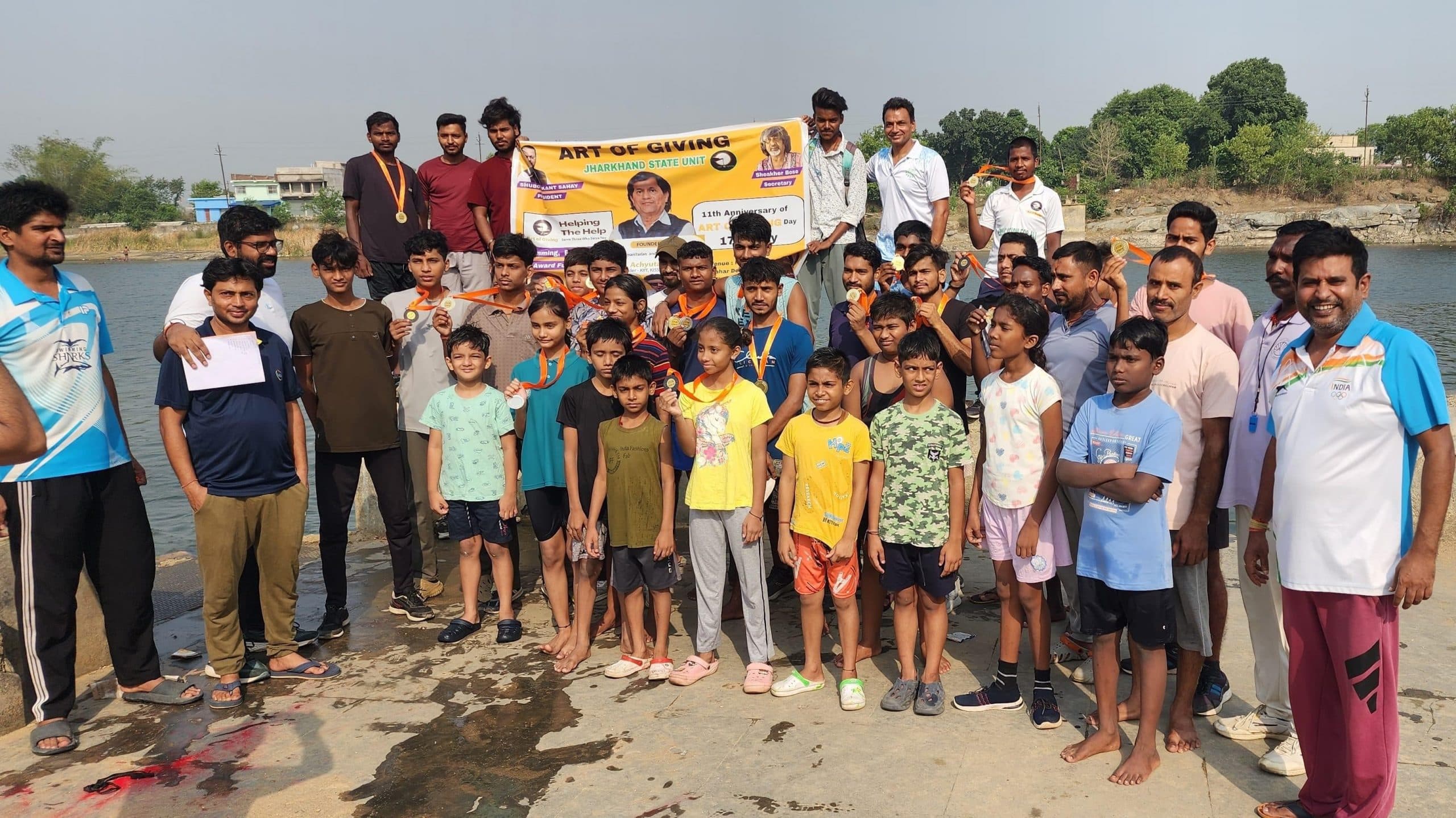 Deoghar news : आर्ट ऑफ गिविंग के स्थापना दिवस पर दौड़ व स्विमिंग कंपटीशन