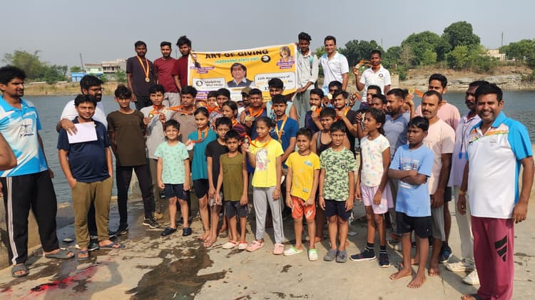 Deoghar news : आर्ट ऑफ गिविंग के स्थापना दिवस पर दौड़ व स्विमिंग कंपटीशन