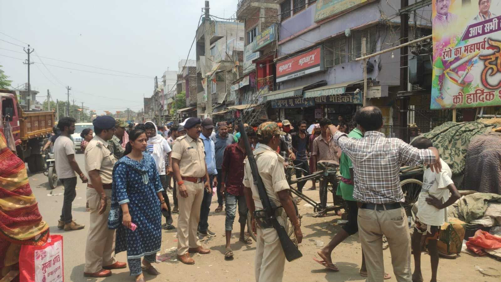 अतिक्रमण हटाओ अभियान चलाकर फुटपाथ कराया खाली, रास्ता हुआ सुगम