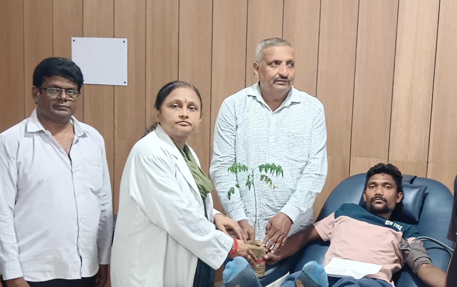 Jamshedpur news. आनंद मार्ग के शिविर में 10 लोगों ने किया रक्तदान