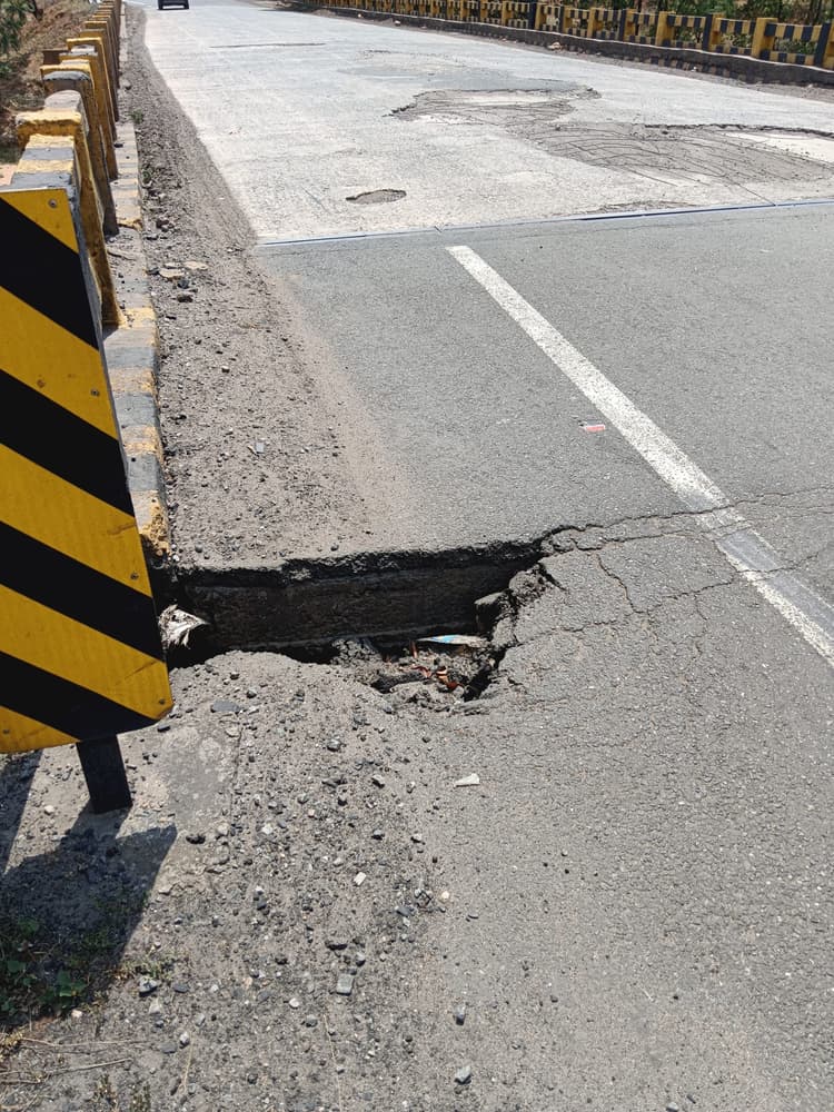 खतरनाक हुआ गोनिया पुल, हो सकता है हादसा