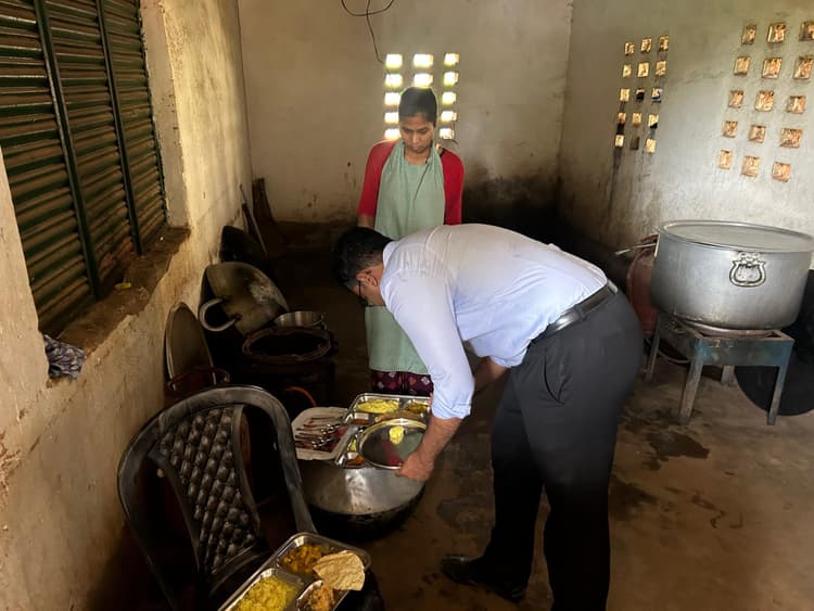 डीसी ने महुआडांड़ के स्कूलों व स्वास्थ्य केंद्रों का किया निरीक्षण