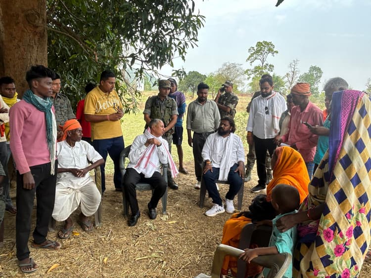 मृतक मजदूर के परिजनों से मिले सांसद