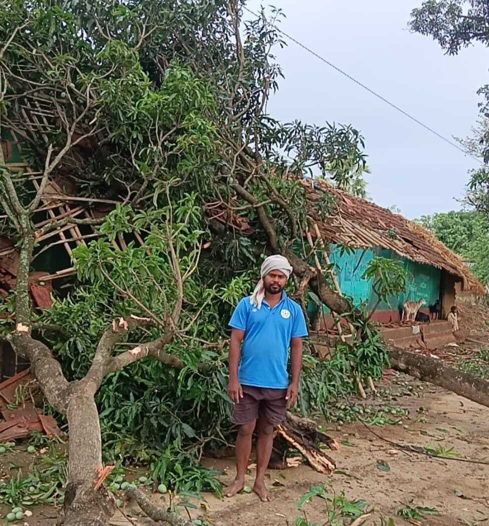 तेज हवा और आंधी में घरों के छप्पर व टीन उड़े
