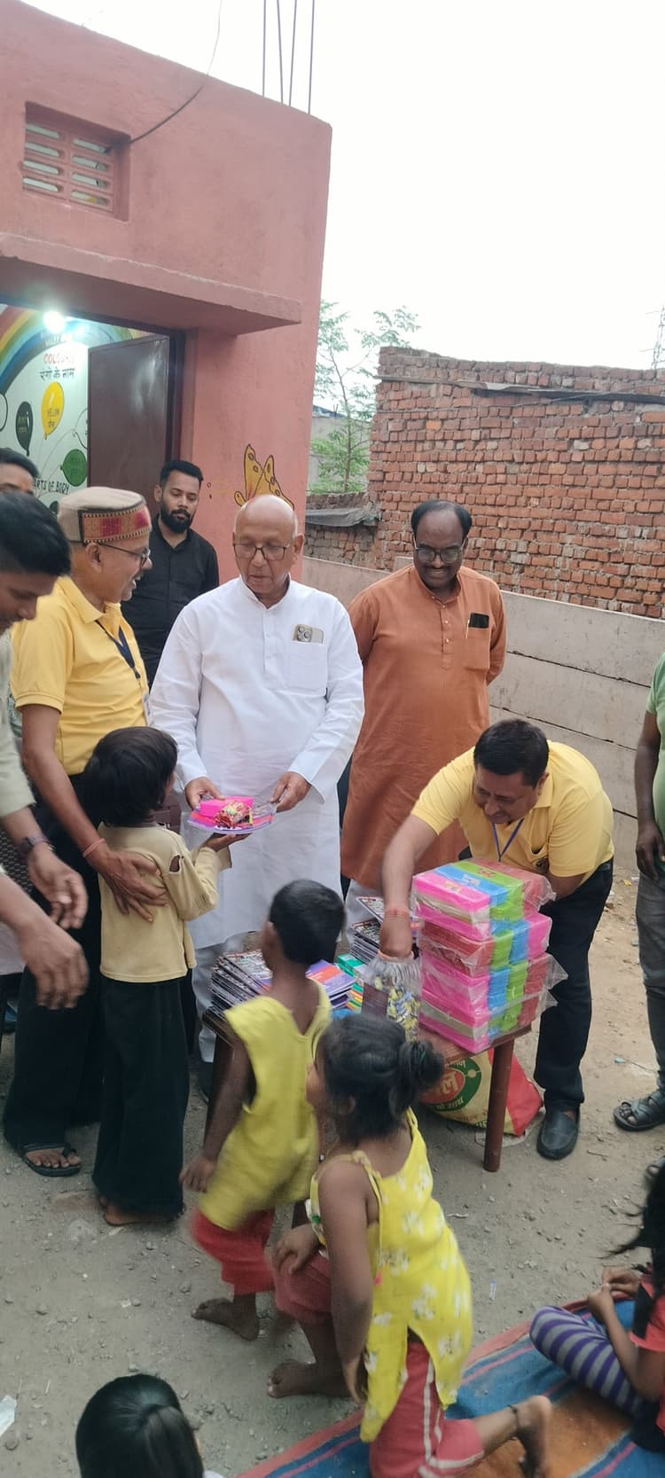 Jamshedpur news. राही ट्रस्ट ने बच्चों के बीच बांटी पाठ्य सामग्रियां