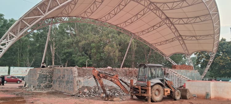 Ranchi news : तोड़ा जा रहा है मोरहाबादी मैदान का मंच, फिलहाल वहां कोई निर्माण नहीं होगा