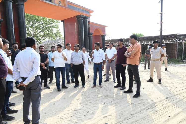 Deoghar News : क्यू कॉम्प्लेक्स की सुविधाओं और फुट ओवरब्रिज को करें दुरुस्त : डीसी