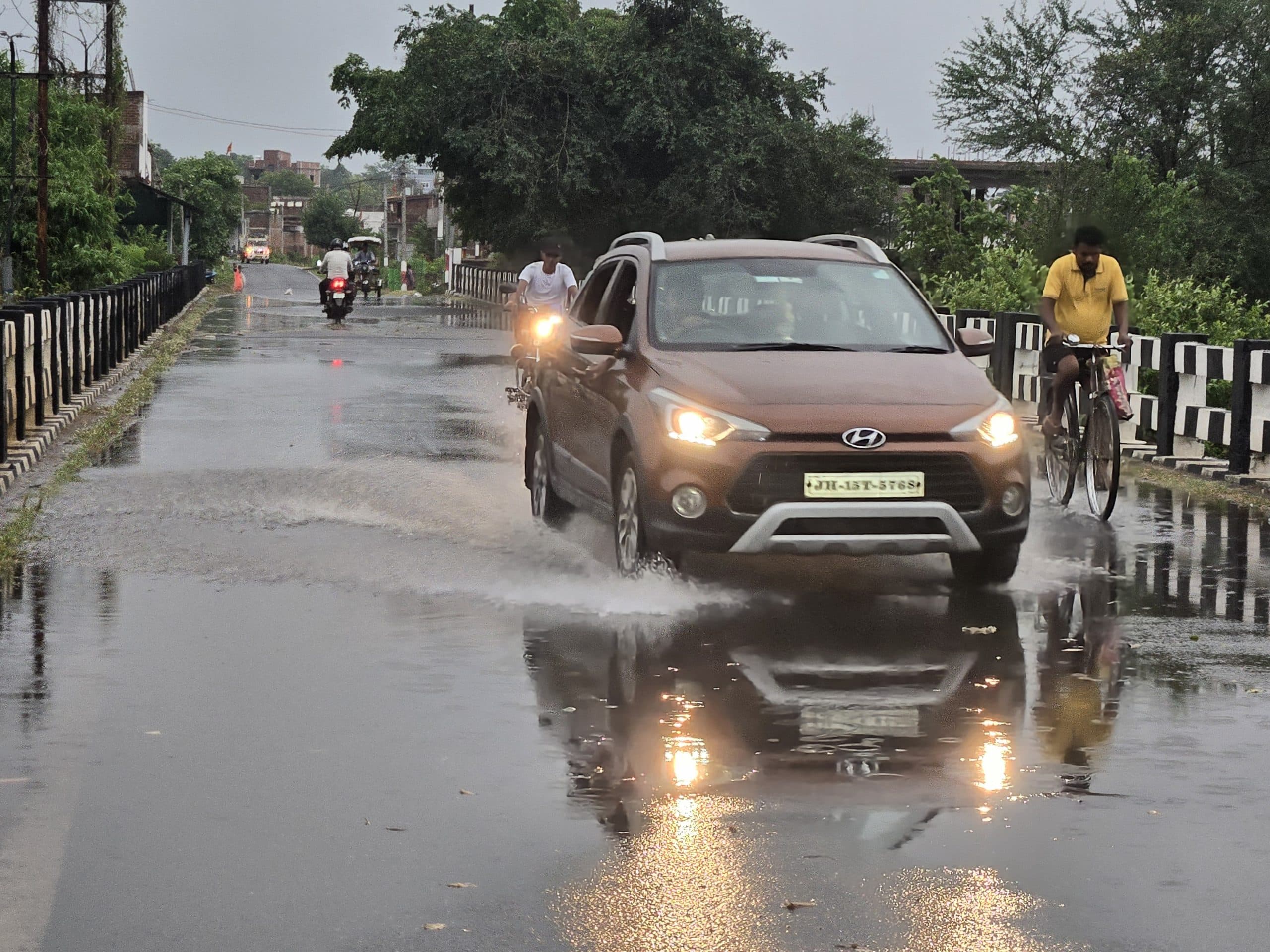 Deoghar News : आंधी-पानी से उमस से राहत, पेड़-पोल गिरे, बिजली व्यवस्था चरमरायी