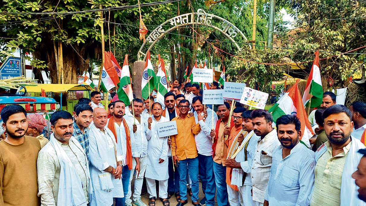 बक्सर में एनडीए ने शहर में निकाली तिरंगा यात्रा, जमकर की नारेवाजी