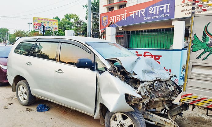 ट्रक में धक्का से शराब लदी कार के उड़े परखच्चे, ड्राइवर फरार