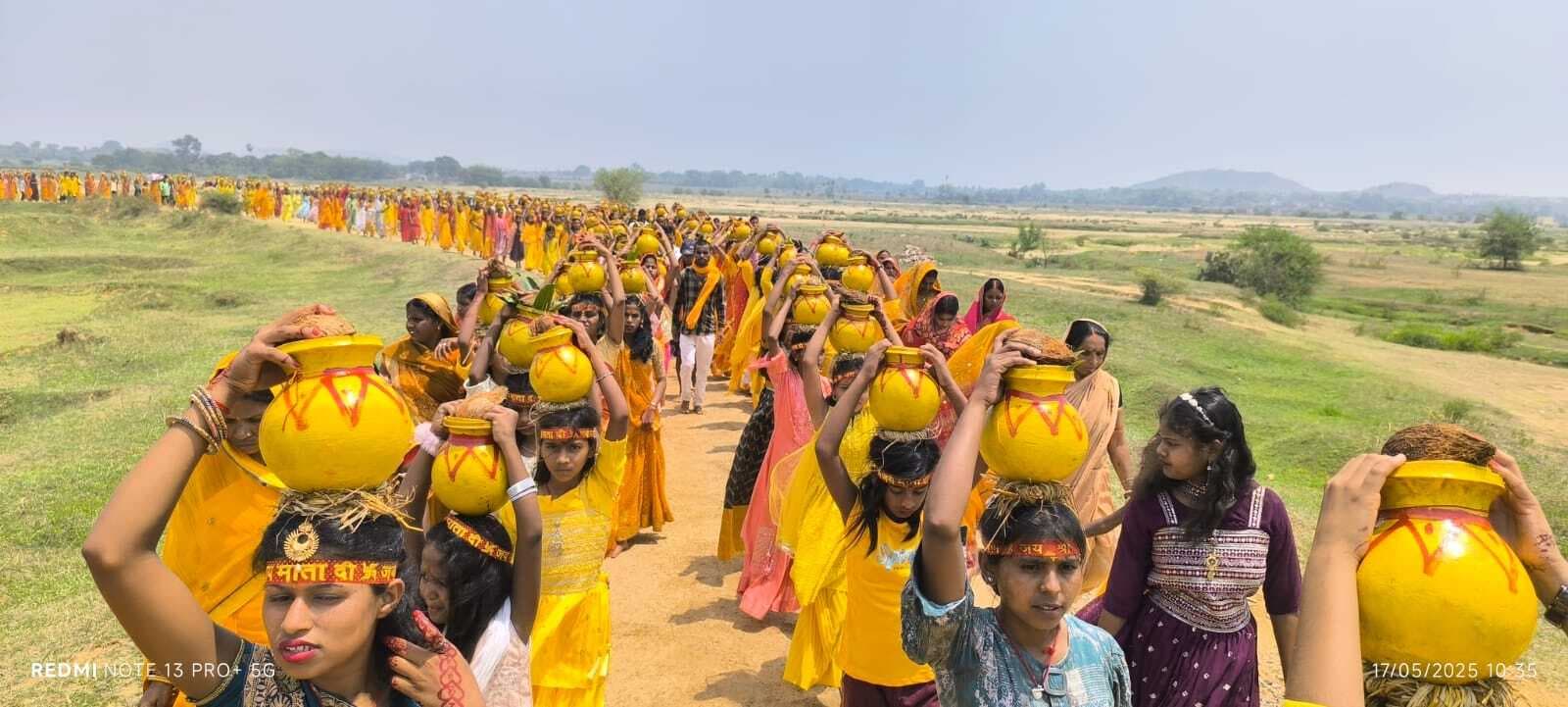 श्रीश्री 108 महारुद्र यज्ञ को लेकर निकाली गयी कलश शोभा यात्रा
