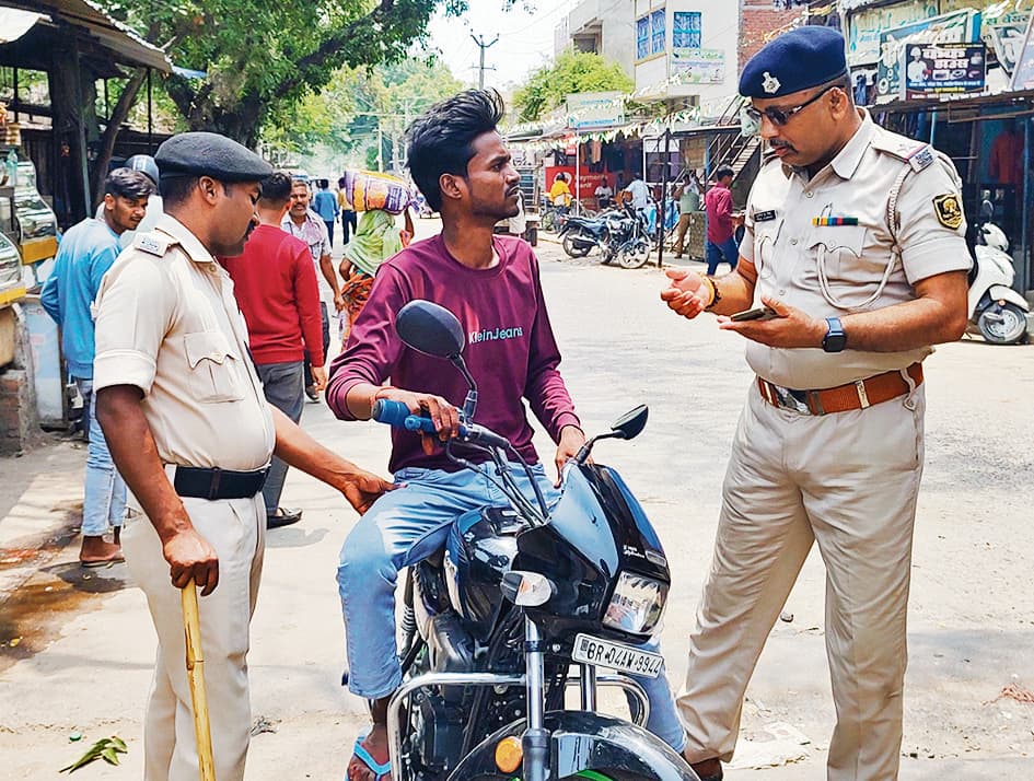 Saran News : वाहन चेकिंग अभियान में ट्रैफिक नियमों की अनदेखी पर वसूला गया जुर्माना