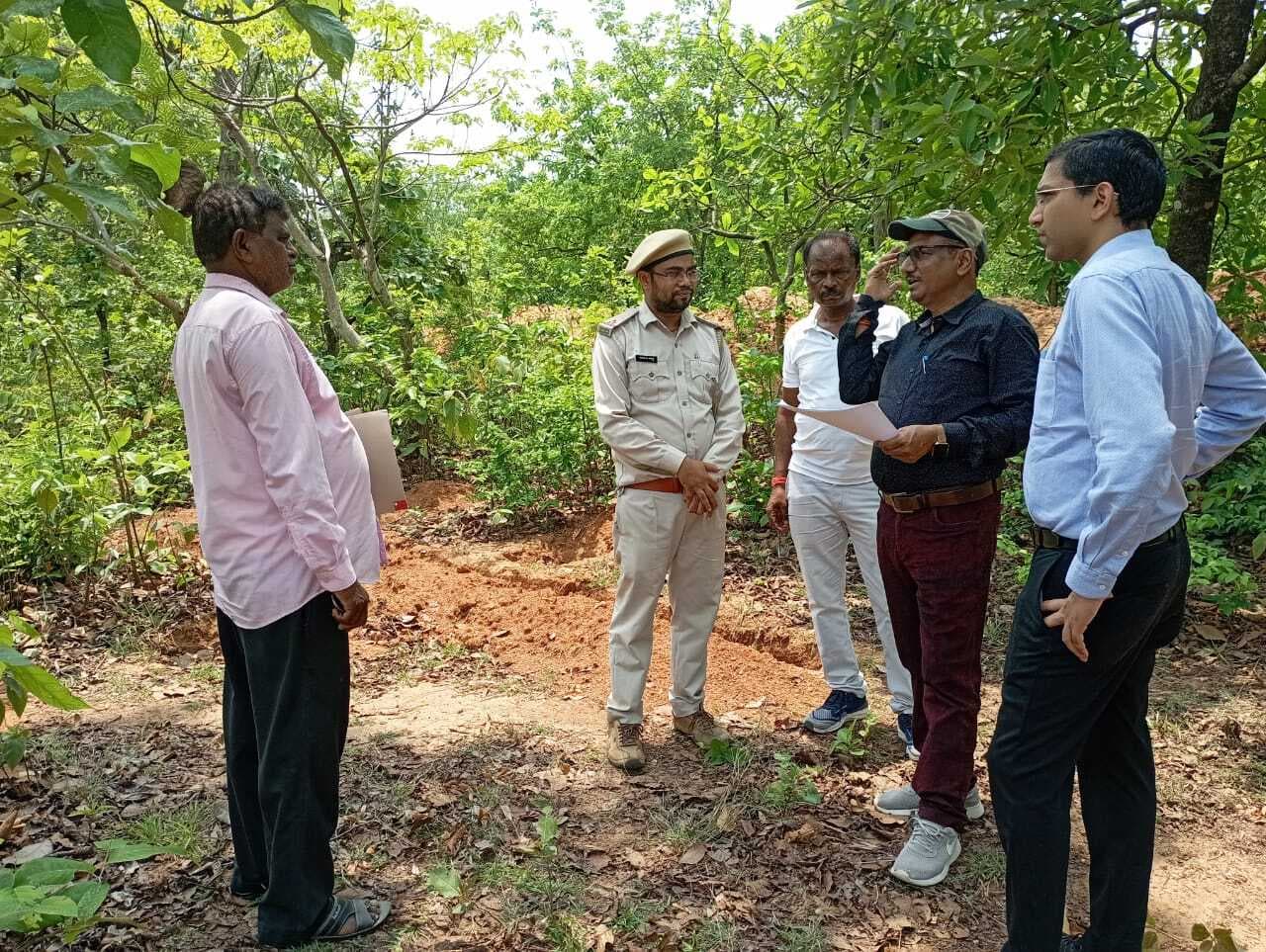 वन संरक्षक ने लिया पौधरोपण की तैयारी का जायजा दिए कई निर्देश