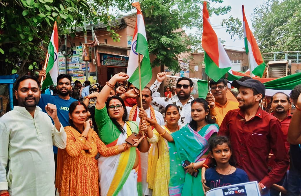 Gopalganj News : ऑपरेशन सिंदूर की सफलता पर निकली एक किमी लंबी तिरंगा यात्रा, लोगों ने सेना को किया सलाम