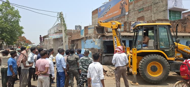 Giridih News : मंडरो बाजार में अतिक्रमण हटाओ अभियान चला