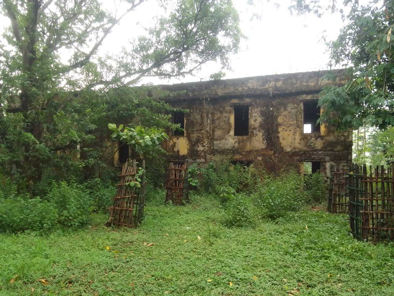 Chaibasa News : उपयोग से पहले जर्जर हुआ छात्रावास