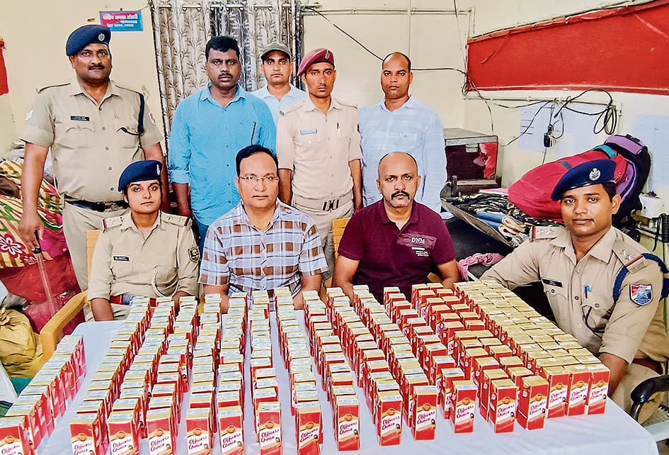 Saran News : मौर्य एक्सप्रेस से 262 बोतल अंग्रेजी शराब बरामद