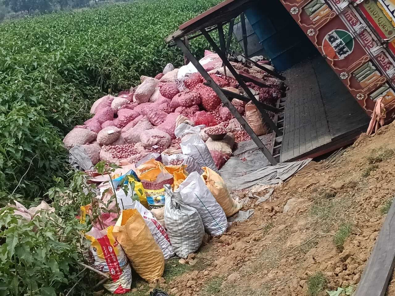 Giridih News :प्याज भरा ट्रक पलटा, खलासी घायल